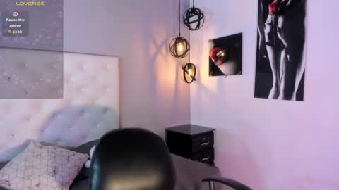 Nicolle online show from 12.05.25