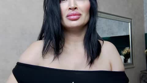 Nicolle online show from 02.14.25