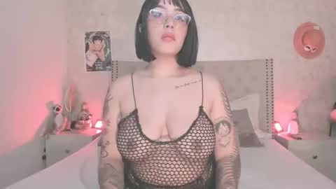 nicolstonee online show from 02.24.26