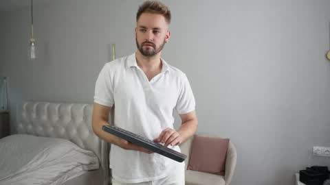 Snapshot of nik_sharp chatting on 04.14.26 Nik online show from 04.14.26