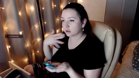 Snapshot of nikaking22 chatting on 12.19.25 nikaking22 online show from 12.19.25