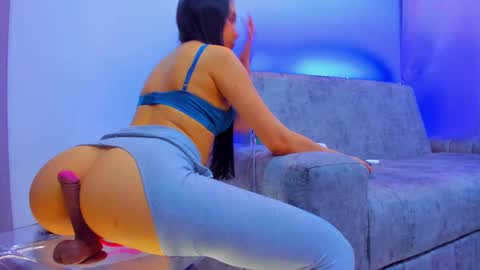 nikii_white online show from 11.16.25