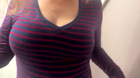 NikkiLuv online show from 11.17.25