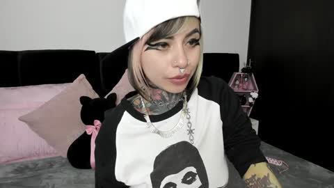 Nikki Ramone   online show from 01.22.25