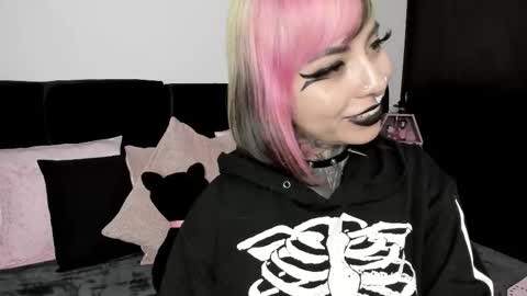 Nikki Ramone   online show from 02.12.25