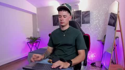 Snapshot of nils_saint chatting on 10.11.25 Nils online show from 10.11.25