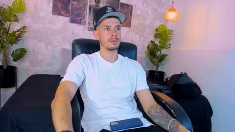 Snapshot of nils_saint chatting on 11.21.25 Nils online show from 11.21.25