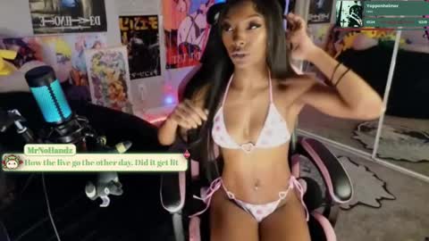 Snapshot of niviawolfe chatting on 01.08.25 NIVIA WOLFE online show from 01.08.25