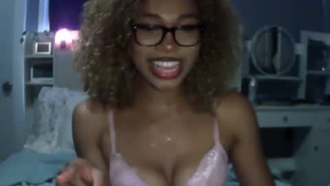 Snapshot of nivv222 chatting on 06.15.26 nivv222 online show from 06.15.26