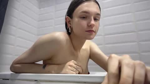 Snapshot of nloraaa chatting on 10.06.25 Tears Lora online show from 10.06.25