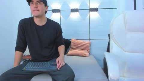 Noah Ferrary online show from 11.08.25