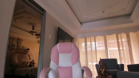  In instagram dayhannanoemi online show from 02.06.26