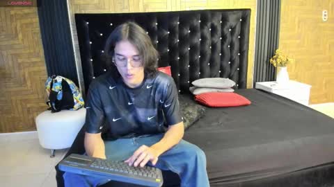 Snapshot of noha_castellano chatting on 03.01.26 online show from 03.01.26