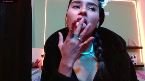 Noha Thomson online show from 02.14.25