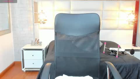 Snapshot of nohemi_louse chatting on 09.10.25 Nohemi online show from 09.10.25