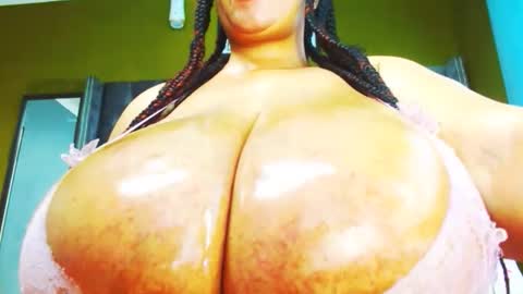 Snapshot of nombusoh880 chatting on 10.17.25 THICKNTASYBBWZOEY18 online show from 10.17.25