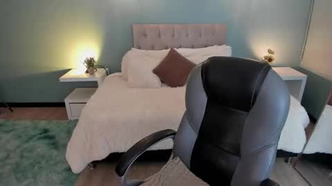 Snapshot of nora_vennucci chatting on 02.12.26 Nora online show from 02.12.26