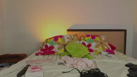 Snapshot of nude2557940 chatting on 04.19.26 Channel Cox online show from 04.19.26