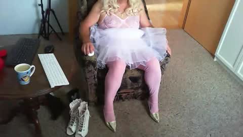 Snapshot of nyloniasau chatting on 10.11.25 Strumpfhose online show from 10.11.25