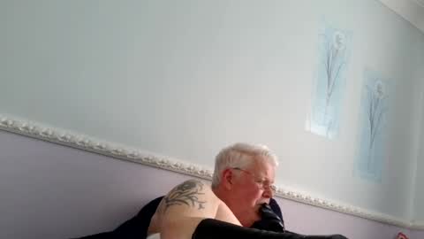 Snapshot of nylonlegs69 chatting on 05.11.26 stockings suspenders mad online show from 05.11.26