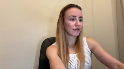 Snapshot of nyxelia_ chatting on 04.30.26 Anastasia online show from 04.30.26