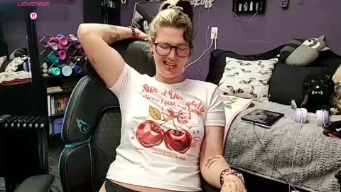 Snapshot of oddywithabody chatting on 04.22.26 Oddy With A Body online show from 04.22.26