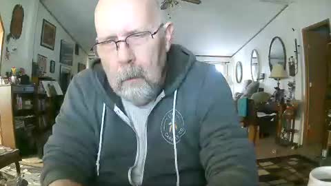 Snapshot of ogusbogus chatting on 12.01.25 Maximus No Mo online show from 12.01.25