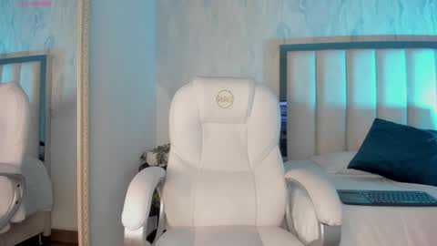 Snapshot of oh_hollyy chatting on 01.13.25 Holly online show from 01.13.25