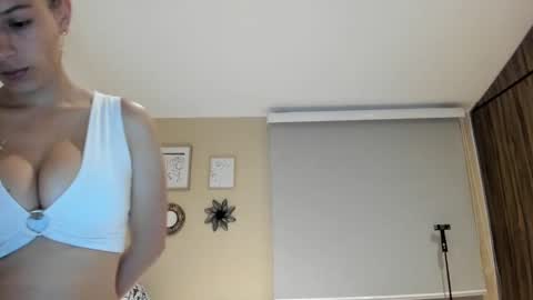 Snapshot of ohanna_ chatting on 12.20.24 ohanna_ online show from 12.20.24