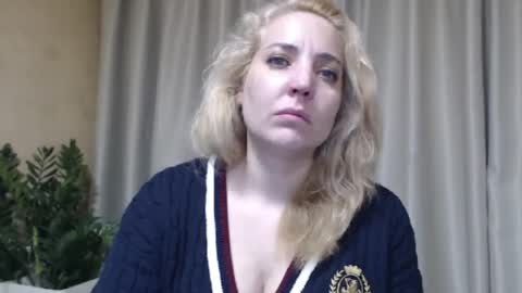 Snapshot of ohsweetmari chatting on 04.10.26 Mari online show from 04.10.26