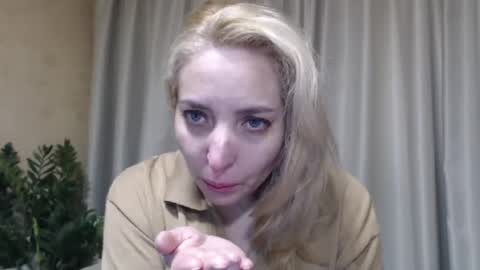 Snapshot of ohsweetmari chatting on 04.12.26 Mari online show from 04.12.26