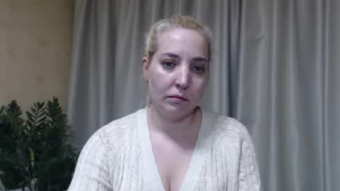 Snapshot of ohsweetmari chatting on 04.18.26 Mari online show from 04.18.26