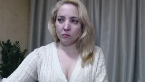 Snapshot of ohsweetmari chatting on 04.28.26 Mari online show from 04.28.26
