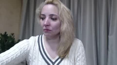 Snapshot of ohsweetmari chatting on 04.29.26 Mari online show from 04.29.26