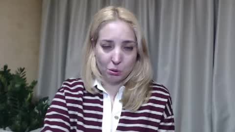 Snapshot of ohsweetmari chatting on 05.13.26 Mari online show from 05.13.26