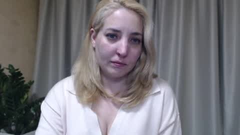 Snapshot of ohsweetmari chatting on 05.15.26 Mari online show from 05.15.26