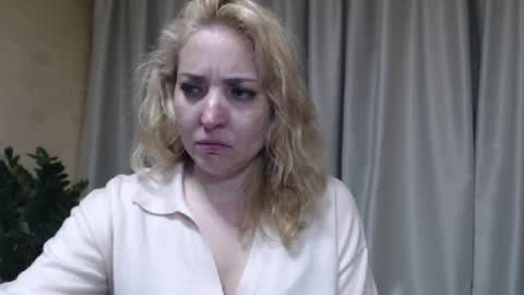 Snapshot of ohsweetmari chatting on 05.17.26 Mari online show from 05.17.26