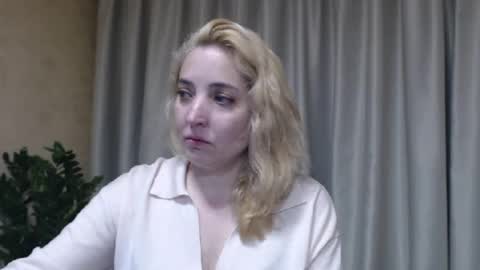Snapshot of ohsweetmari chatting on 05.23.26 Mari online show from 05.23.26