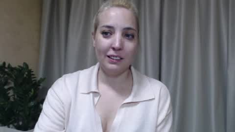 Snapshot of ohsweetmari chatting on 05.31.26 Mari online show from 05.31.26