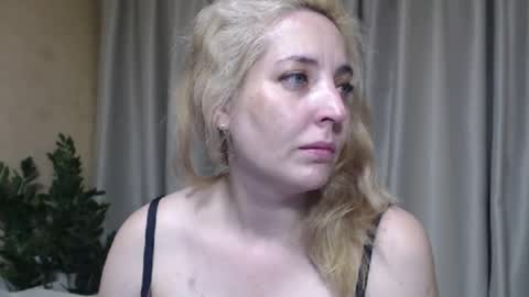 Snapshot of ohsweetmari chatting on 07.17.26 Mari online show from 07.17.26