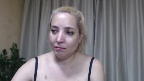 Snapshot of ohsweetmari chatting on 07.18.26 Mari online show from 07.18.26
