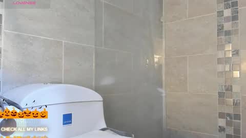 ohyesly_ online show from 10.05.25