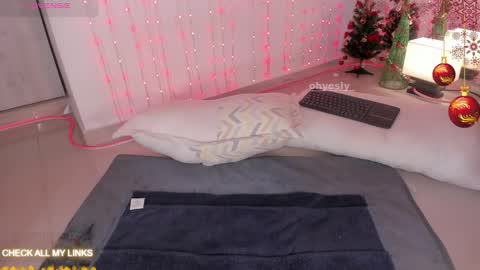 ohyesly_ online show from 12.02.25