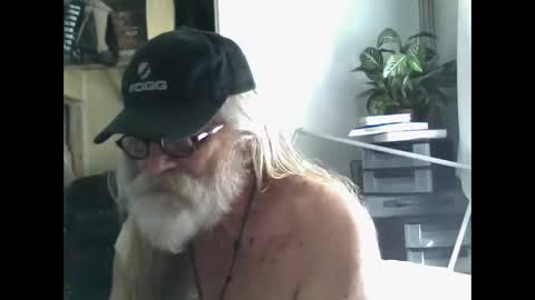 Snapshot of oleredtre chatting on 04.05.26 oleredtre online show from 04.05.26