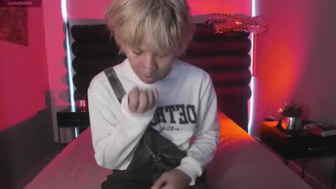 oliiverr22 online show from 12.04.25