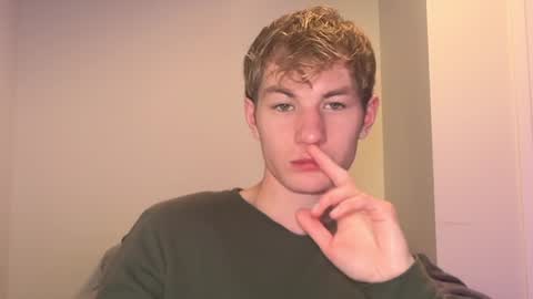 Snapshot of oliver_beck chatting on 12.28.24 Oliver Beck online show from 12.28.24