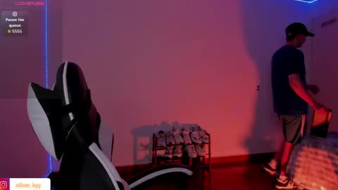 Snapshot of oliver_kyy chatting on 04.26.26 oliveeer online show from 04.26.26