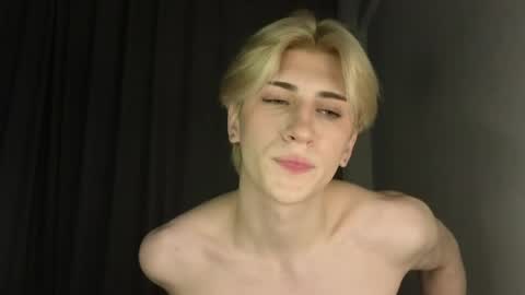 Snapshot of oliver_star_boy chatting on 05.18.26 oliver online show from 05.18.26