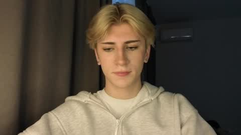 Snapshot of oliver_star_boy chatting on 05.25.26 oliver online show from 05.25.26