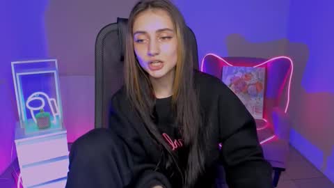 olivia_norton_ online show from 11.05.25